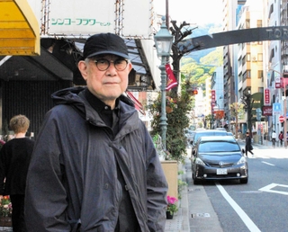 新曲「トアロードのハレ娘」の歌詞に神戸への思いを込めた作詞家の松本隆さん＝神戸市中央区北長狭通