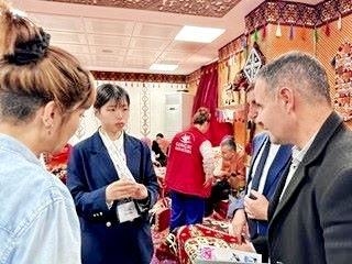 現地の教員と意見交換する関西国際大の学生（左から２人目）＝３月、トルコ（同大提供）