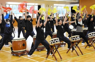 練習に励む須磨翔風高と、神戸野田高の生徒＝いずれも神戸市須磨区西落合１