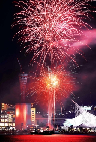 分散開催で神戸港を彩った昨年の花火＝２０２３年１０月、神戸市中央区港島１、ポーアイしおさい公園から