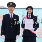 出発式で一日交通安全大使の委嘱を受けた貴島明日香さん（右）＝神戸市中央区波止場町