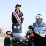 出発式で車両部隊などの状況を見守る貴島明日香さん＝神戸市中央区波止場町