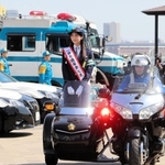 出発式で車両部隊などの状況を見守る貴島明日香さん＝神戸市中央区波止場町