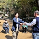 竹林の中で開かれたパナソニックエナジー南淡の入社式＝１日午前、南あわじ市伊加利