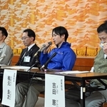タンタンの思い出や最期の様子について話す王子動物園の（左から）谷口祥介獣医師、加古裕二郎園長、飼育担当の梅元良次さんと吉田憲一さん＝１日午後（撮影・風斗雅博）