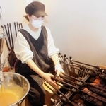 新店で野球カステラを焼く和田絵三子さん＝神戸市兵庫区中道通７