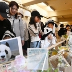 タンタンが過ごしたパンダ舎を訪れ、別れを告げる人たち。献花台には写真やフルーツ、手紙なども手向けられた＝２日午後、神戸市灘区王子町３（撮影・大田将之）