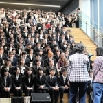 在校生の歓迎イベントを楽しむ新入生たち＝豊岡市山王町