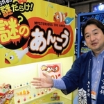 ユニークな釣り具「謎のあんこう」を考案したささめ針の織田貴己さん＝大阪市住之江区
