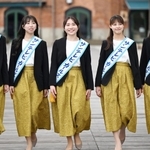 ５５期サンテレビガールズの（左から）宮内愛子さん、安田りかさん、当谷理穂さん、嶋崎るり葉さん、山川結子さん＝神戸市中央区東川崎町１（撮影・大田将之）