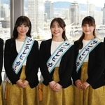 ５５期サンテレビガールズの（左から）宮内愛子さん、安田りかさん、当谷理穂さん、嶋崎るり葉さん、山川結子さん＝神戸市中央区東川崎町１（撮影・大田将之）