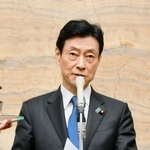 処分を受け、国会内で報道陣の取材に答える西村康稔氏＝４日夜、東京都千代田区（撮影・堀内達成）