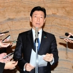 処分を受け、国会内で報道陣の取材に答える西村康稔氏＝４日夜、東京都千代田区（撮影・堀内達成）