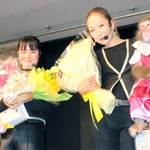 １日限りの舞台を披露した（左から）今村ひまりさん、大田美由紀さんとハル＝神戸市北区大沢町、神戸モンキーズ劇場