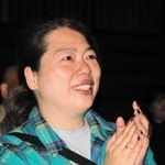 娘のショーに目を潤ませる今村亜矢さん＝神戸市北区大沢町、神戸モンキーズ劇場
