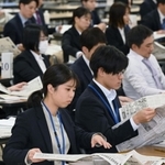 新聞を使った研修を受ける神戸市の新人職員＝４日午後、神戸市中央区浜辺通５、神戸サンボーホール（撮影・大田将之）