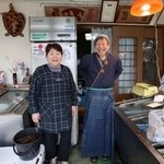 鮮魚店を再開した梶山浩一さんと久子さん。並ぶ魚はまだ少ないが、「店を開けていたら誰かしら立ち寄ってくれるからね」＝３日、石川県能登町松波（撮影・長嶺麻子）