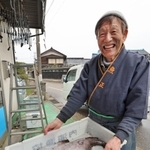 ３月初めから鮮魚店を再開した梶山浩一さん。並ぶ魚はまだ少ないが、「店を開けていたら誰かしら立ち寄ってくれるからね」＝３日、石川県能登町松波（撮影・長嶺麻子）