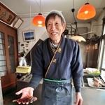 ３月初めから鮮魚店を再開した梶山浩一さん。並ぶ魚はまだ少ないが、「店を開けていたら誰かしら立ち寄ってくれるからね」＝３日、石川県能登町松波（撮影・長嶺麻子）