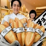 販売から５０周年を迎えたチョコッぺをアピールする壷井豪社長（左）と、オリジナルのタオルを広げる広報担当の千葉寛子さん＝神戸市中央区北長狭通１、ケルン三宮店