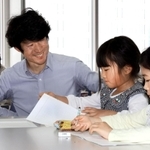 震災学校で子どもたちに優しく語りかける長谷川元気さん（左から２人目）＝６日午後、神戸市中央区、神戸新聞社（撮影・笠原次郎）