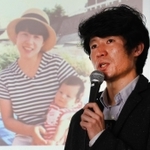 震災で亡くなった母と弟の写真を背に当時について子どもたちに語る長谷川元気さん＝６日午後、神戸市中央区東川崎町１、神戸新聞社（撮影・笠原次郎）