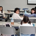 長谷川元気さん（右奥）の講演に続いて、子どもたちが感想を発表し合う場があった＝６日午後、神戸市中央区東川崎町１、神戸新聞社（撮影・笠原次郎）
