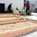 空き地に並べられたレンタル菜園のプランター＝神戸市長田区腕塚町８