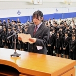 最後の新入生代表として宣誓をした西嶋咲羽さん＝神戸市北区唐櫃台２、神戸北高校