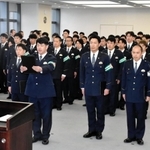 村井紀之兵庫県警本部長（手前）に決意を表明する術科特別訓練員＝県警本部