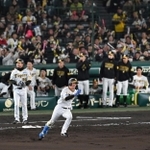 ５回裏、近本光司外野手（中央下）が先制適時打を放ち、喜ぶ阪神の選手や観客ら＝９日夜、西宮市の甲子園球場（撮影・大田将之）