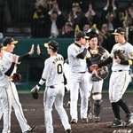 甲子園開幕戦で１ー０で広島を破り、歓喜する阪神の選手と観客＝９日夜、西宮市の甲子園球場（撮影・大田将之）
