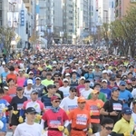 「神戸マラソン２０２３」街中を走るランナー＝神戸市中央区（資料写真）