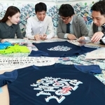いよいよランナー募集が始まり、参加者対象に限定２千枚で販売される記念Ｔシャツやポスターなどの確認をする神戸マラソン実行委員会事務局の職員ら＝１２日、神戸市中央区北長狭通４