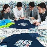 いよいよランナー募集が始まり、参加者対象に限定２千枚で販売される記念Ｔシャツやポスターなどの確認をする神戸マラソン実行委員会事務局の職員ら＝１２日、神戸市中央区北長狭通４