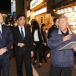客引きの実態を説明する矢田貝充彦さん（右から２人目）と、視察する斎藤元彦知事（左）、石井登志郎市長（中央左）＝西宮市甲風園１