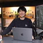 ＩＴエンジニア向けバー「ハックバー」を経営する井手翔陽さん。差し出すカクテルは自身お気に入りの「ＰＨＰ」＝神戸市中央区中山手通２