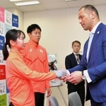 辻沙絵選手や福永凌太選手と握手を交わす室伏広治スポーツ庁長官（手前右）＝東京都千代田区