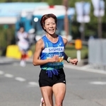 「神戸マラソン２０２３」で力走する堀江美里選手＝神戸市内