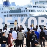 「ＢＥ　ＫＯＢＥ」のモニュメントで記念撮影を楽しむ人たち＝１３日午後、神戸市中央区波止場町