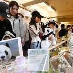 タンタンが過ごしたパンダ舎を訪れ、別れを告げる人たち。献花台には写真やフルーツ、手紙なども手向けられた＝２日、神戸市灘区王子町３（撮影・大田将之）