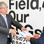 能登半島地震の義援金の目録を、斎藤元彦知事（右）に手渡す兵庫県私立幼稚園協会の山中真介理事長＝県庁