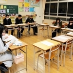 伊勢小と林田小、林田中の今後について、意見交換する学校地域協議会の委員ら＝姫路市林田町林田、林田中
