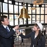 鐘を鳴らし「神戸まつり」の開幕を告げる久元喜造神戸市長（左）と神戸観光親善大使の安田りかさん＝１６日午前、神戸市中央区新港町、神戸ポートオアシス（撮影・大田将之）