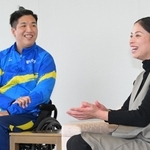 パラ陸上の魅力を語り合う佐藤友祈選手（左）と小林祐梨子さん＝神戸市中央区東川崎町１、神戸新聞社（撮影・斎藤雅志）