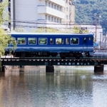 昨年の特別運行で豊岡市内を走る観光列車「あめつち」＝２０２３年７月、豊岡市城崎町（ＪＲ西日本提供）