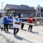 「宝立七夕キリコまつり」で使うキリコを運ぶ兵庫県のボランティア＝１２日、石川県珠洲市宝立町鵜飼