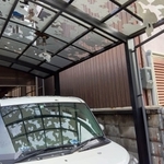 ひょうの影響で穴が空いた民家のカーポート＝１７日午前、姫路市内