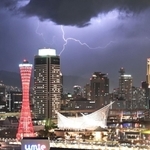 市街地上空に走る稲妻＝１６日夜、神戸市中央区東川崎町１から三宮方面を望む（撮影・斎藤雅志）