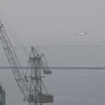 １７日午前の神戸港周辺。遠方がかすんで見える＝神戸市中央区東川崎町１から南を望む（撮影・三浦拓也）